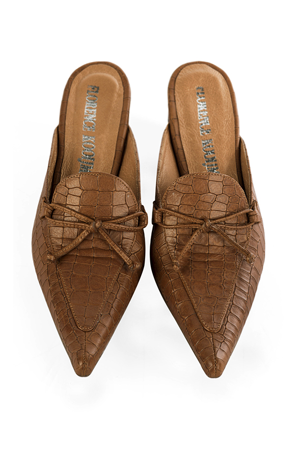 Mules mocassin élégantes et raffinées, coloris marron caramel. Bout pointu. Mi-haut à haut. Talon virgule. Cérémonie, soirée, cocktail, évènementiel. Personnalisation : Choix des cuirs, 
                des couleurs et des talons. Petites et grandes pointures. - Florence KOOIJMAN